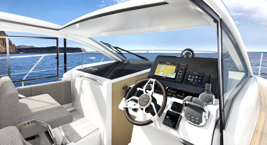 При всех раскрытых дверях и сдвинутом люке SEALINE C335 приближается 
к лодкам типа OPEN - фото