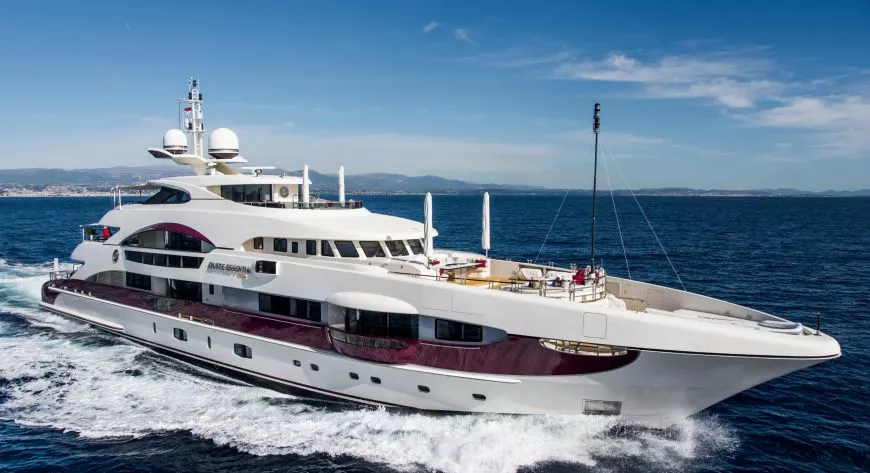 Quite Essentials (Heesen Yachts, 2011) входит в число яхт, которым Антуан Ларрик помог найти нового владельца - фото
