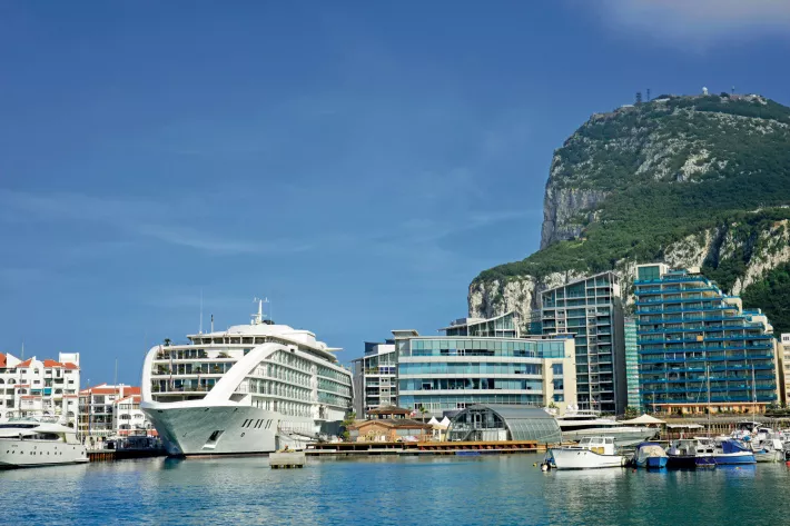 Ocean Village Marina также является местом стоянки для плавучего отеля Sunborn - фото
