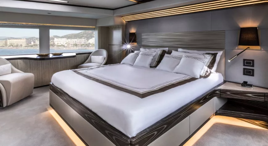 Мастер-каюта на Majesty 100 находится в носовой части главной палубы. Огромные окна и изысканная декоративная подсветка обеспечивают прекрасное освещение в любое время суток - фото