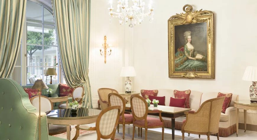 Площадь Suite Imperiale 320 кв. м. Самый большой люкс отеля украшают 
старинные гравюры 
и полотна знаменитых 
мастеров - фото