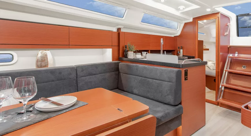 Хотя Hanse 348 меньше, 
чем Hanse 418, компоновка салона здесь похожа и столь же удобна - фото