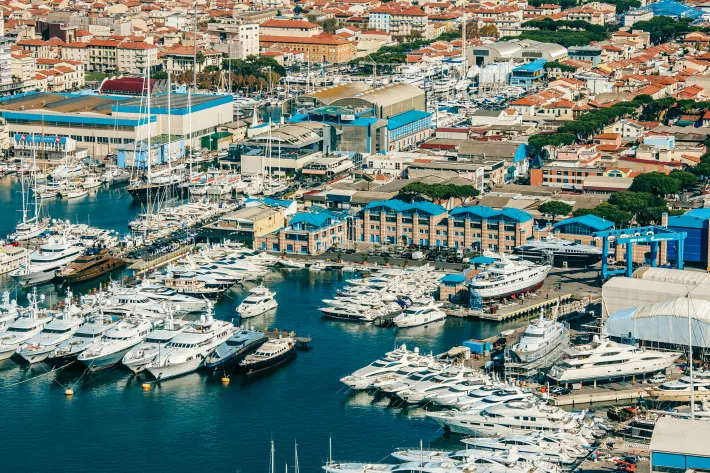 Еще одна рефитная площадка Lusben, входящей в Azimut-Benetti Group, расположена в виареджио - фото