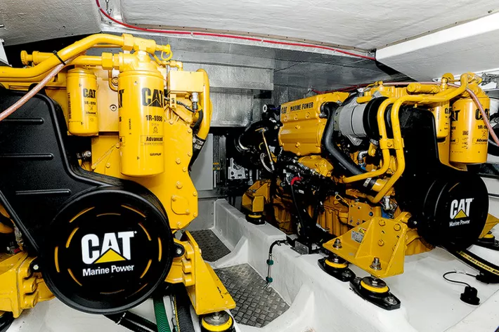 Двигатели Caterpillar D9
(575 л.с.) с угловым редуктором
вполне надежны и эффективны,
но водометы (опция) дают
большую скорость и меньшую
осадку. - фото
