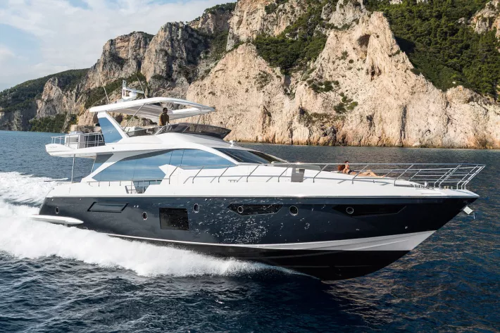 Azimut 72 из нового поколения флайбриджной линейки Azimut Yachts выделяется широким использованием углепластика в конструкциях корпуса и надстройки - фото