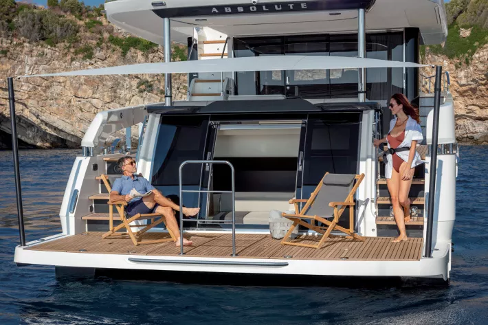 Beach Club — самое привлекательное место на яхте Absolute Navetta 64 - фото