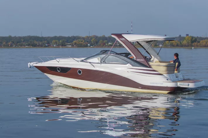 Velvette 29 Envy в комплектации
hard bimini стал еще комфортнее
для отдыха - фото