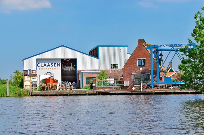 Одна из двух площадок компании Claasen Shipyards находится в живописном городке Зандам рядом 
с Амстердамом.
 - фото