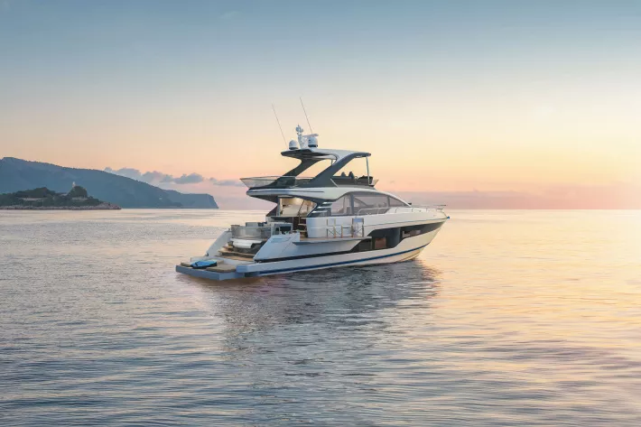 Fairline Squadron 58, модель 2023 года, — одна из представительниц популярной в России линейки флайбриджных яхт - фото