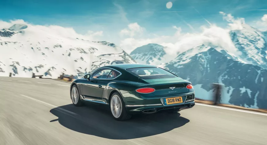 ОТДЕЛКА. Для отделки одного Continental GT требуется более 10 кв.м древесины, а обработка и установка вручную деревянных вставок занимает 9 часов. - фото