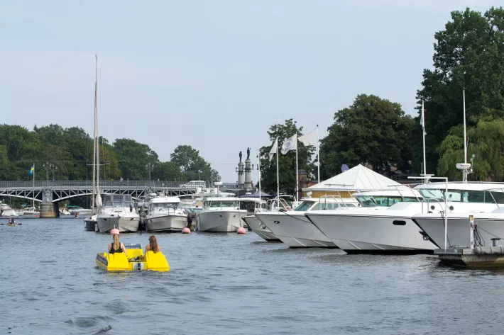 Место старта — офис на воде с причалами компании Galärbryggan, дилера Delta Power Boats в самом центре Стокгольма - фото