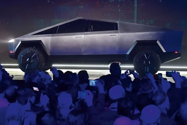 Пикап Tesla CyberTruck не слишком практичен, но за  внешность ему можно простить почти всё, включая задержку выпуска: покупателям обещали первые машины еще в 2019 г. - фото