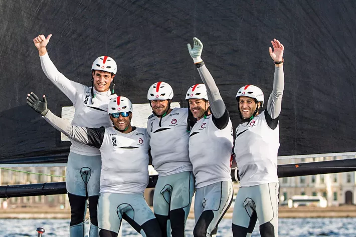 Экипаж Alinghi на борту яхты радуется победе в финальной гонке - фото
