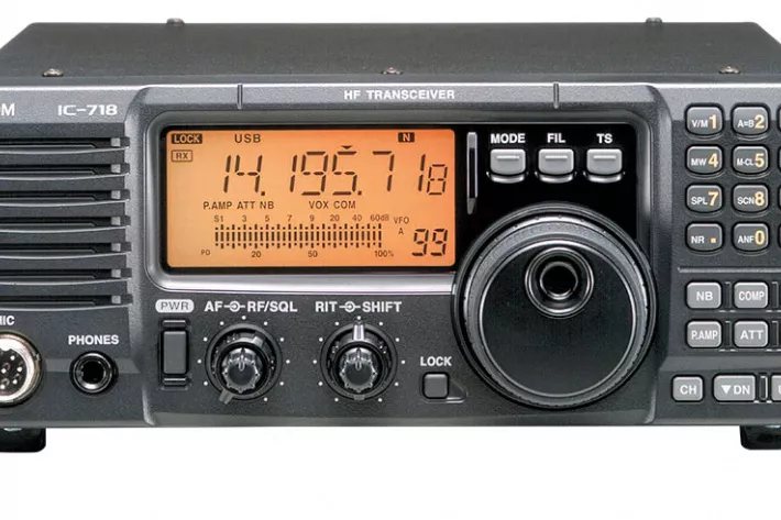 Простой и надежный трансивер Icom IC-718 подойдет, когда бюджет ограничен и радиостанция нужна  только для аварийной связи - фото