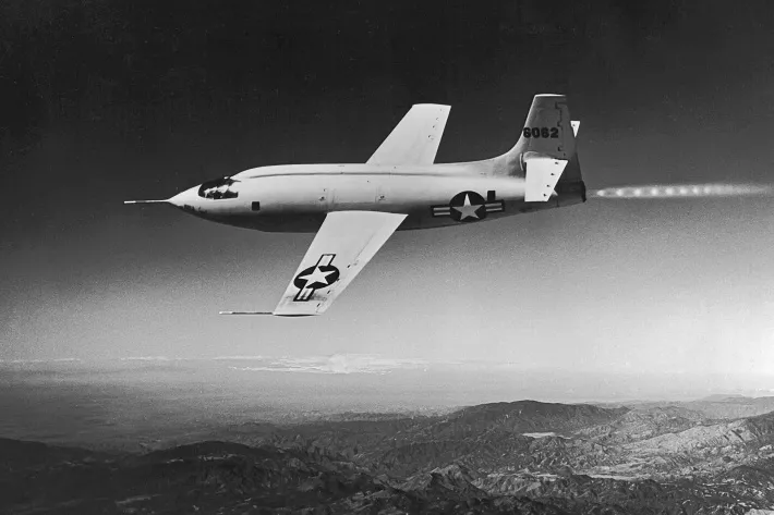 Bell X-1 — экспериментальный самолет, на котором летчик-испытатель и ас Чарльз Йегер (на следующем фото) совершил первый в истории управляемый сверхзвуковой полет - фото