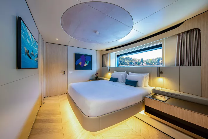 Интерьер одной из бортовых VIP-кают на нижней палубе - фото