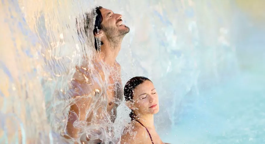 Температура воды 
в термальных 
бассейнах 
с гидромассажем 
и каскадом +38 °C - фото
