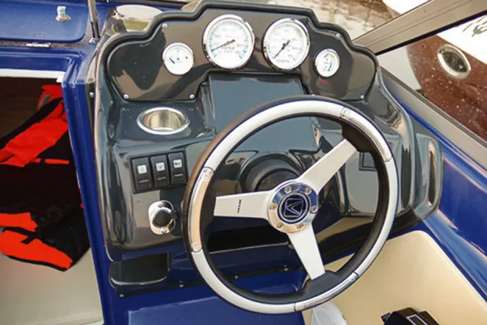 «Начинка» нового алюминиевого
Velvette 20 Image почти не отличается
от стеклопластикового варианта:
такой же удобный пост управления
в спортивном стиле, мягкие
пассажирские диваны в корме
и двухместная носовая каюта - фото