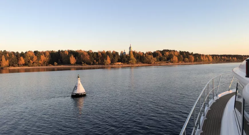 Во время перехода по внутренним водным путям встречалось очень мало судов - фото