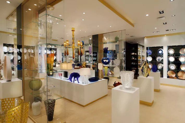В экспозиции бутика — тысячи образцов - фото