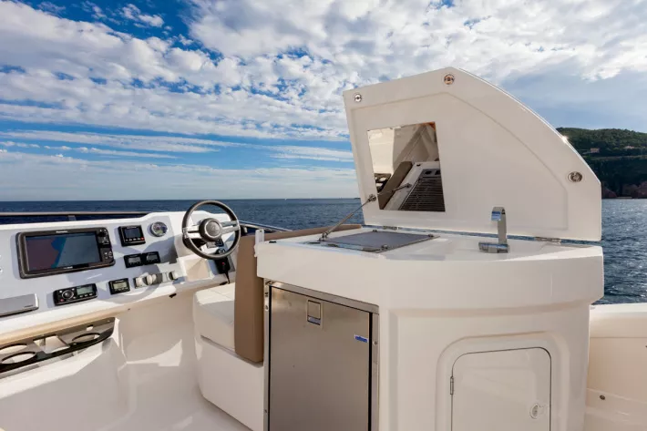 В большом кокпите есть место 
для ветбара с грилем - фото