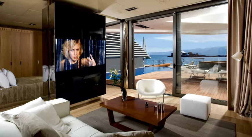 Интерьер гостиной
Yachting Villa с панорамным
морским видом и крупным
зеркальным
ТВ-экраном
 - фото