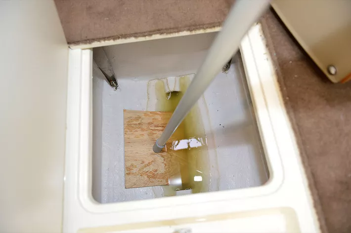 Уменьшить ток воды можно при помощи фанеры, прижатой отпорником - фото