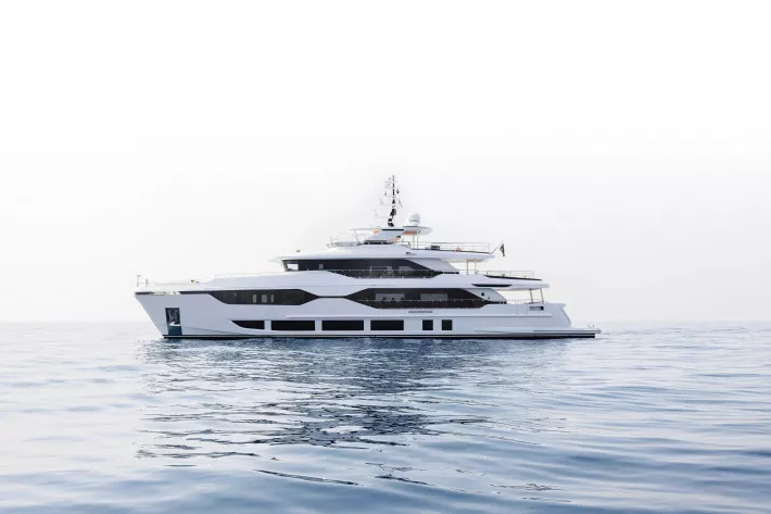 Majesty 120. Длина 37,08 м, ширина 8,09 м, осадка 2,03 м, водоизмещение 200 т, мощность 2 × 2400 л. с., макс. скорость 20 узлов, пассажиры 12 чел. - фото