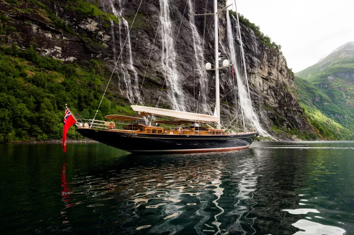Построенная в классическом стиле яхта Wisp (Royal Huisman), комфортная как в «джентльменской» гонке, так и в семейном путешествии - фото