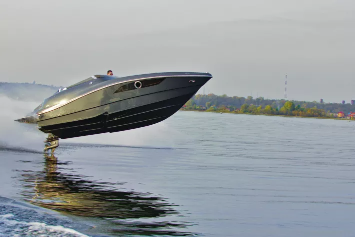 Во время теста быстроходный
катер Velvette 27 удалось поднять
над водой даже в безветреную
погоду — на волне от Velvette 41 - фото