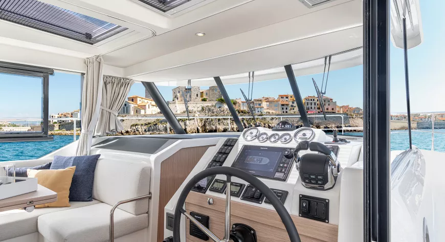 Характерной конструктивной деталью лодок Beneteau Swift Trawler является такой корабельный штурвал - фото