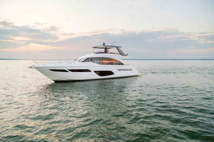 Новая флайбриджная модель от  британской верфи Princess Yachts — Princess F70 - фото