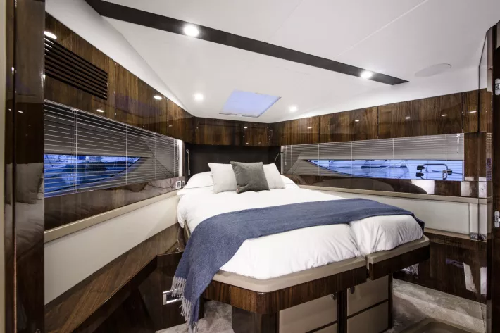 Эта кровать в носовой VIP-каюте может разделяться на два отдельных спальных места - фото