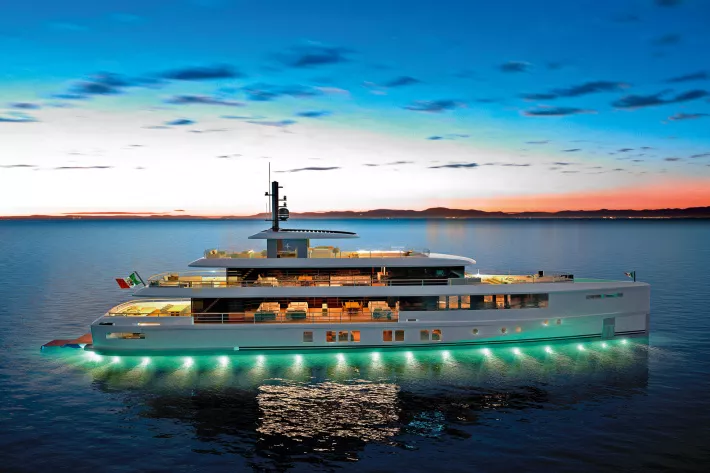 Моторная яхта Momentum 47 (длина 47 м) верфи Admiral, The Italian Sea Group.
 - фото