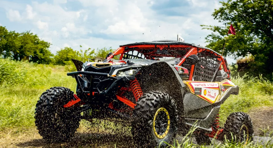 В этом сезоне 
многие команды 
пересели на новый 
BRP Can-Am 
Maverick X3, 
который составил 
костяк гоночного 
парка в группах 
SSV Sport 
и Super Sport - фото