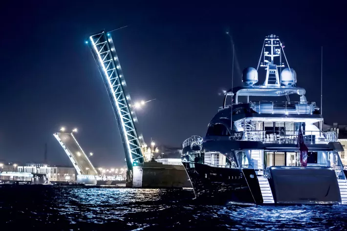 Флагманская модель верфи  Princess 40M Yacht: 40 м, или 132 фута, в длину, три палубы и почти 30 т топлива, дающих запас хода более 4000 миль - фото