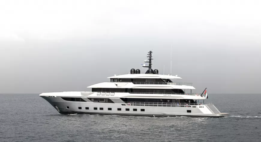 Majesty 175
Длина 56,40 м
Ширина 9,62 м 
Водоизмещение 504 т
Мощность 2 × 2012 л.с.  - фото