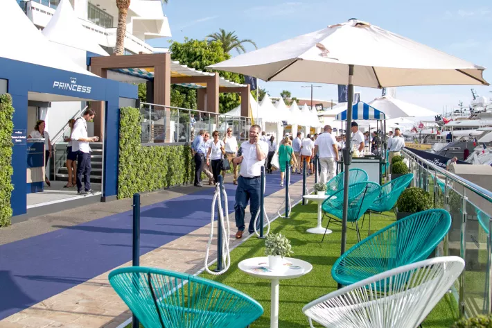 Стенд Princess Yachts на Cannes Yachting Festival в этом году выглядел непривычно: он был оформлен в духе 60-х, когда основали компанию. В этом году здесь впервые представили новую яхту Princess 35M. Еще две новинки — Princess S65 и Princess V58 Open —  были показаны на Southampton Boat Show - фото