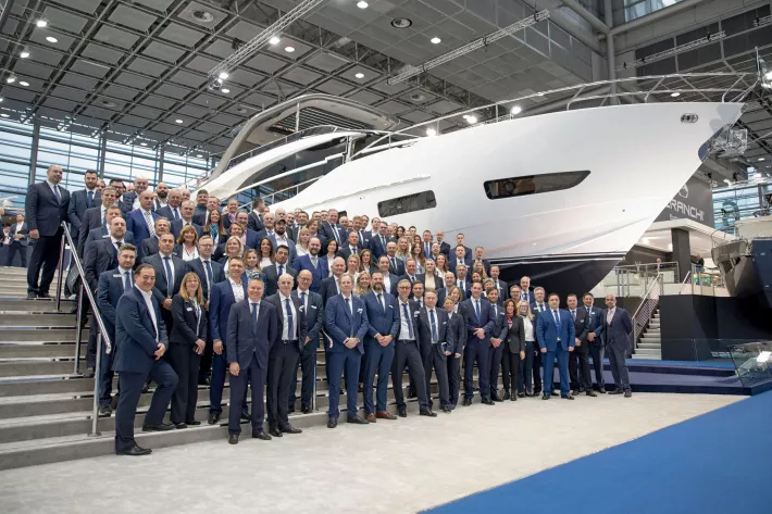 Как видим, продукцию Princess Yachts представляла солидная бригада сотрудников компании и дилеров: каждому посетителю было уделено внимание - фото