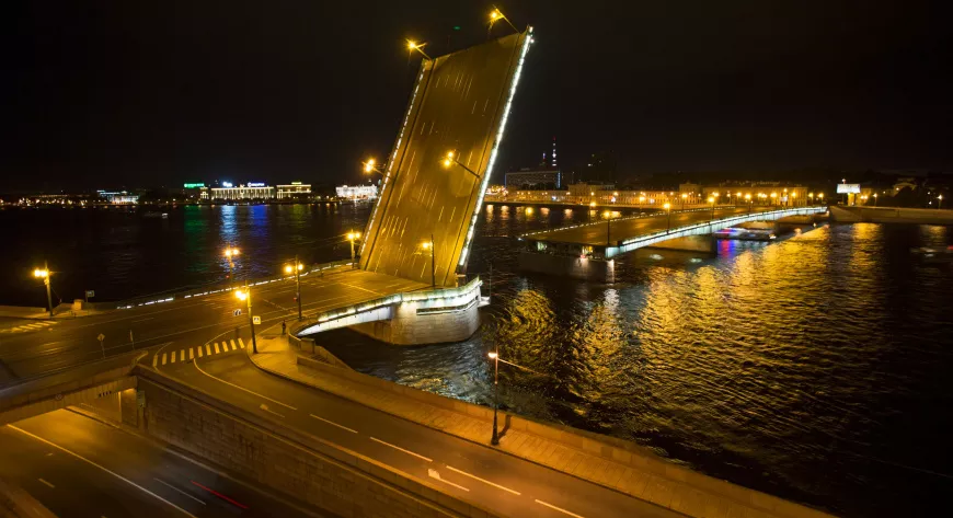 Ночной вид из окон 
«Приоритета» 
на Неву 
и разведенный 
Литейный мост - фото
