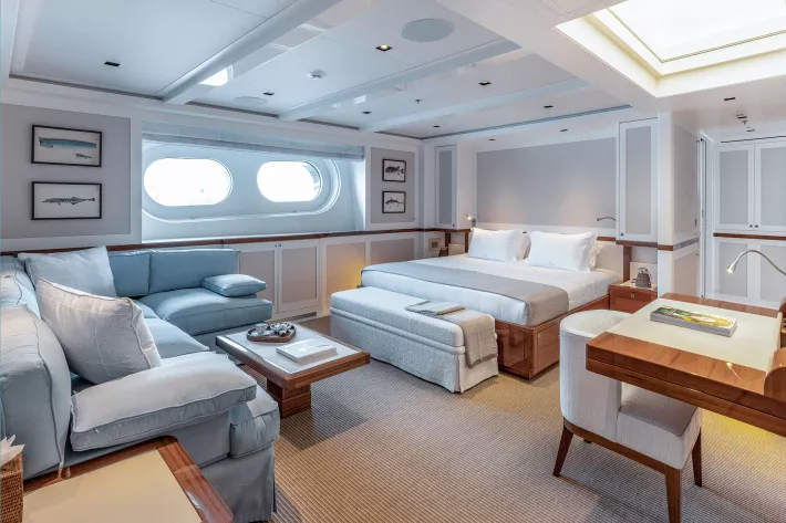 VIP-каюта на главной палубе ничем не уступает мастер-каюте уровнем выше, и здесь тоже сложный потолок - фото