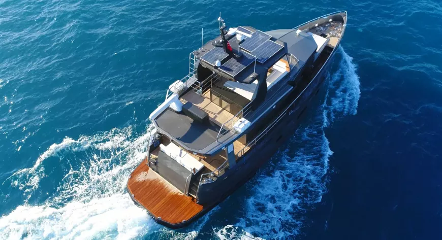 С двумя Cummins QSB 6.7 по 305 л.с. Bering 70 может развивать на максимуме скорость 13 узлов - фото