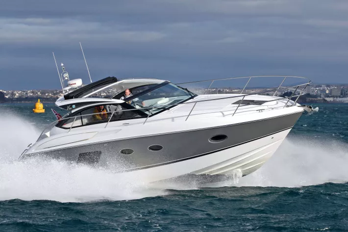 Моторная яхта Princess 39 (Великобритания). Длина 13 м. Стоимость от € 392 000 (на верфи) - фото