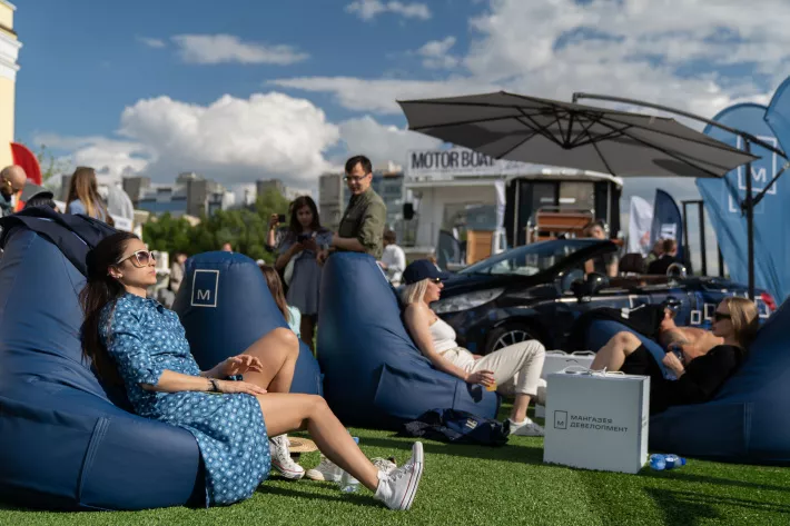 Уютный M Lounge для гостей, обустроенный компанией «Мангазея Девелопмент» - фото
