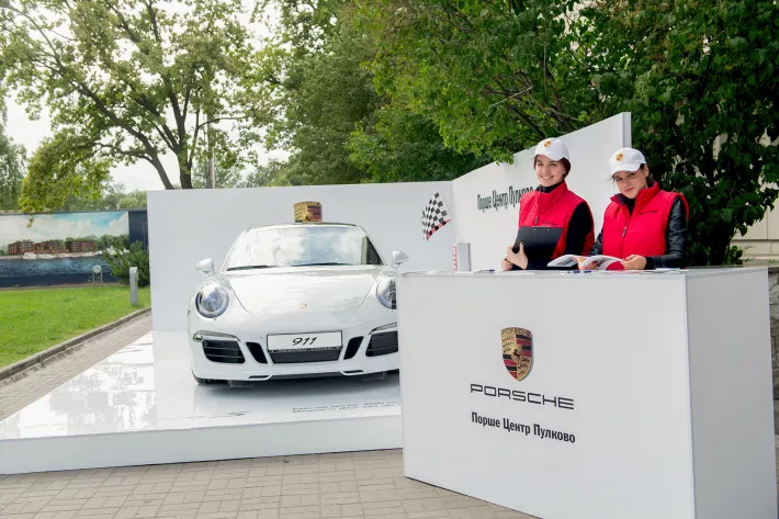 Автомобиль Porsche украсил береговую часть экспозиции.
 - фото