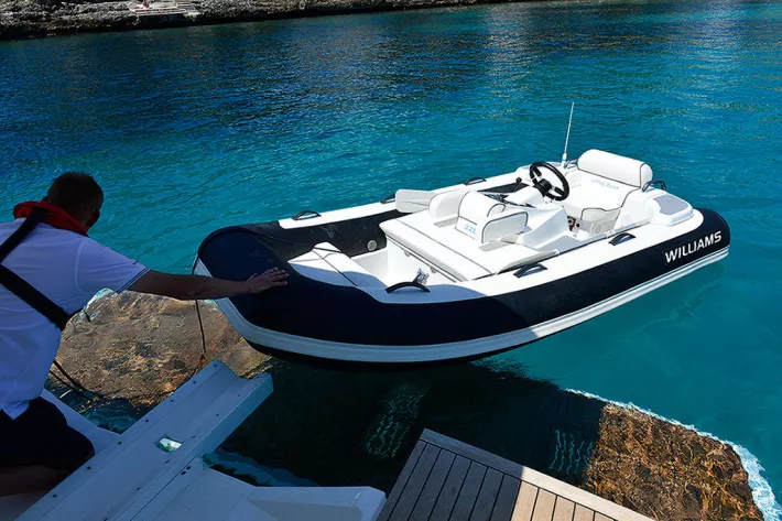 7. Некоторые лодки, такие как эта Fairline Targa 62, имеют гидравлическую платформу для спуска и подъема тендера. - фото