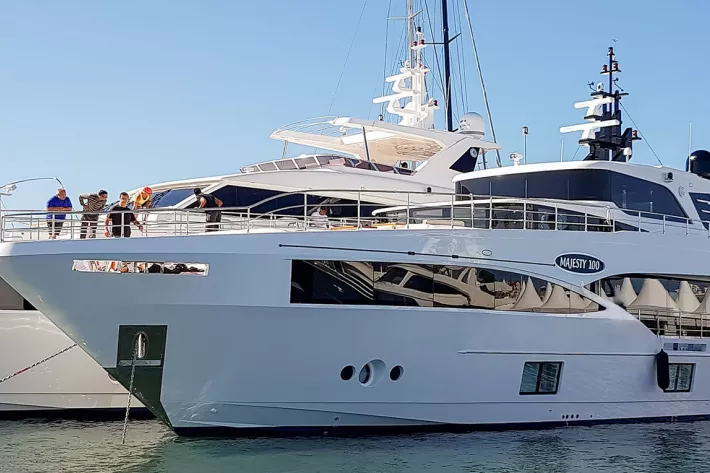 Majesty 100 (на первом плане) и Majesty 110 во время яхтенного фестиваля в Каннах  - фото