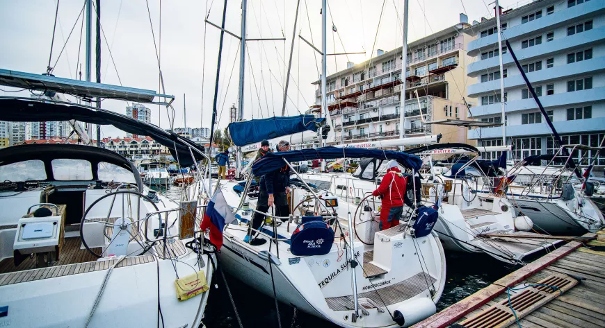 У причалов компании Black Sea Charter - фото