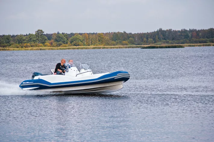 Классический RIB
(модель
Winboat R53)
на ходу. Обратите
внимание
на необычную
форму баллона - фото