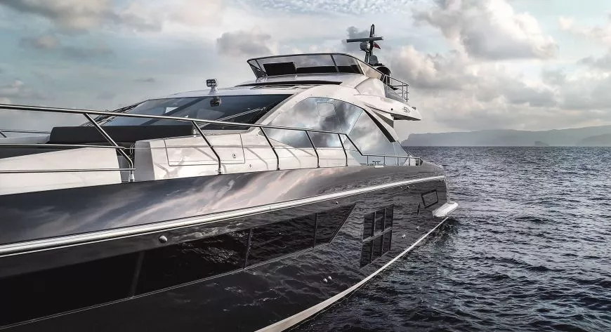 В легком и прочном корпусе спортивной Azimut S7 широко применяют карбон - фото